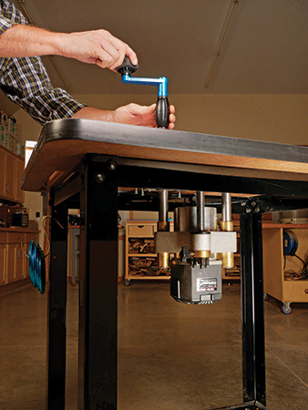 Adjusting the height of a router on a router table